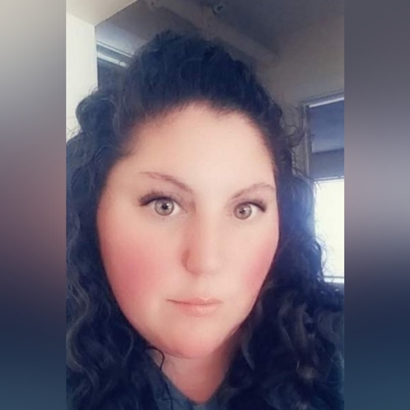 Meet your Posher, Apryll - Picture 2 of 2